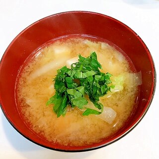 白菜と豆腐と大葉の♪温まる生姜入り味噌汁